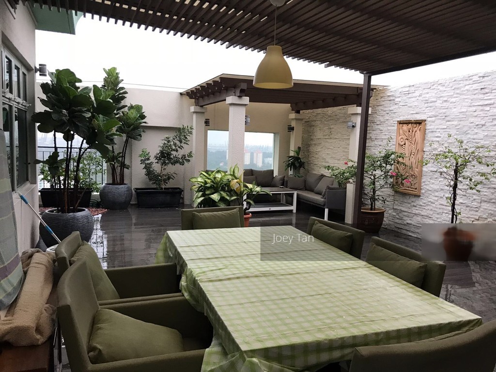 Queens thumbnail photo